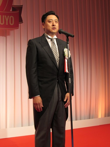 挨拶する黒田英邦社長