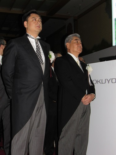 黒田章裕会長とともにスクリーンを見つめる黒田社長
