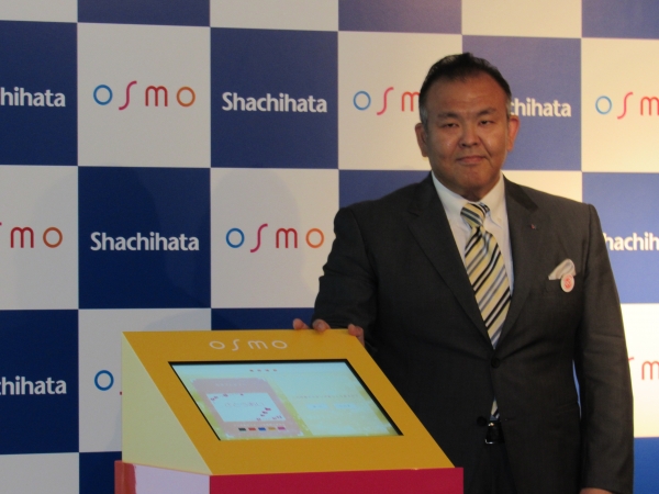 独自の印面加工技術を活用したスタンプシステム「オスモ」を紹介する舟橋正剛社長