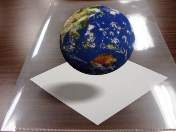 地球が浮いて見える！？摩訶不思議な立体アート 「3Ｄトリックアート・クリアホルダー」　ニュークイン
