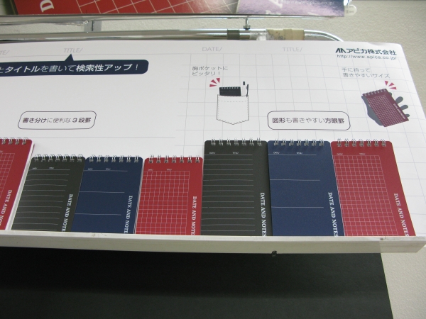 女性の手のひらに　胸ポケットにおさまりやすい大きさを考えた「ツインリングメモ　ミニ／スリムサイズ」アピカ