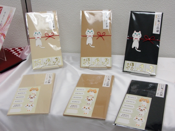 水引きの (=^・^=) が　カワイイのし袋 　 いいね この袋 　「ぶらさがりねこ」　赤城