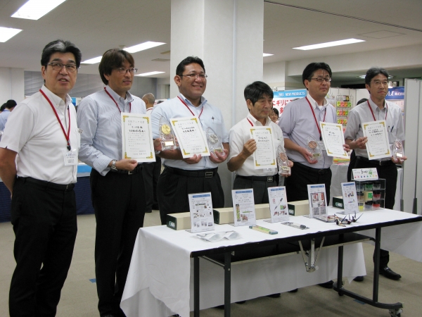 高橋代表幹事　日本理化学工業　北星鉛筆　エスディアイジャパン　トーヨー　セーラー万年筆(左から)