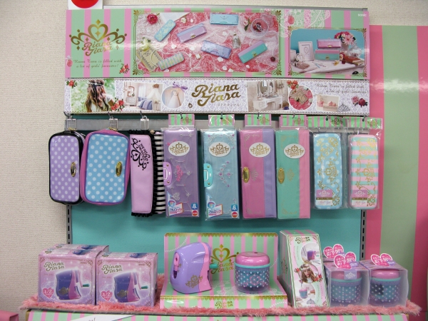 フリルやレース、リボンにキラキラのアクセサリーなど大好きな要素を詰め込んだ　女児向け新ブランド「リアナティアラ」