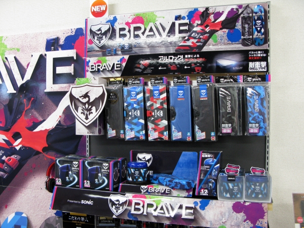 カッコよさを意識したシンプルなデザイン　男児向け新ブランド「ＢＲＡＶＥ　ブレイブ」