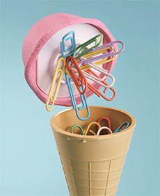 フタの裏側に内蔵された強力マグネットにクリップがくっつき、細かいクリップが散らばらずにすっきり収納