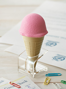 クリアースタンド付きなので、デスクに置くだけでもパッと明るくなります