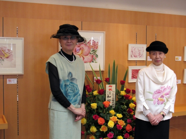 絵染めインターナショナル会長・菊地エミさん　　日本絵染め協会会長・松本廣美さん　（左から）