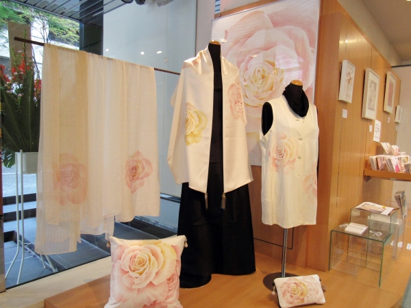 優雅で女性らしいバラをモチーフにした絵染めロングストール