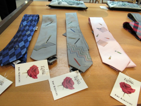 万年筆や鉛筆をモチーフにした文房具柄ネクタイ（絹100％）