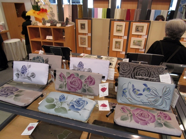 バッグの中にも納まる上品な小物入れ