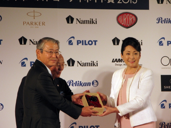 パイロットコーポレーション小久保好雄専務取締役からナミキ「螺鈿　紫陽花」が贈呈された