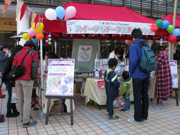 オープンから親子連れで大盛況！子どもたちも　興味深げに試し笑顔を浮かべていた。