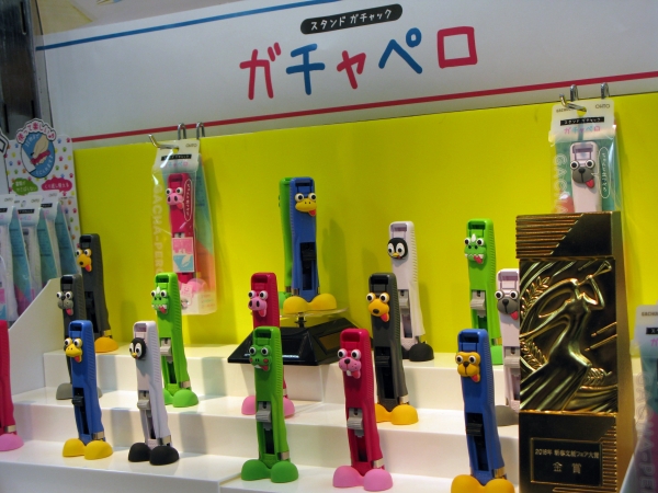 可愛く置けて、使いたい時にすぐ使える♪　スタンドガッチャック『ガチャペロ』　 オート