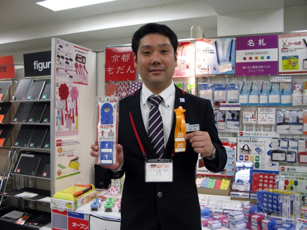 ホテル、イベントなどの預り荷物を管理にパッと使え、サッと外せる　紙製の『連番荷札』　オープン工業