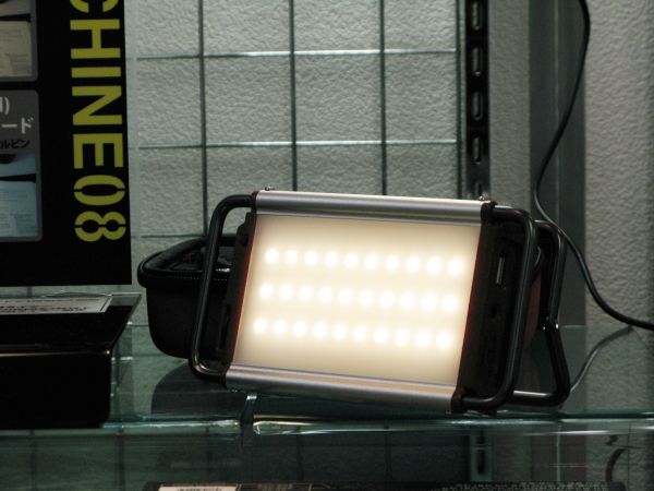 災害時やアウトドアにも活躍！スマホ充電可能、ＳＯＳ緊急信号照射「ＬＥＤランタンクレイモアＭ」ハピラ