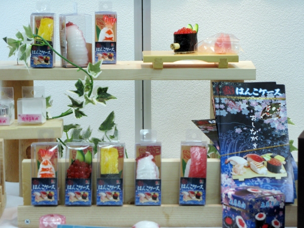 日本といえば寿司！訪日外国人観光客へのお土産やデスクワークの和みに　『寿司はんこケース』サンビー・
