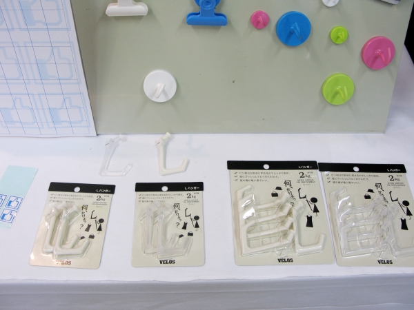 壁面のスペースを有効利用　フック部分が大きく使いやすい（耐荷重約2キロ）　「Ｌハンガー」ベロス