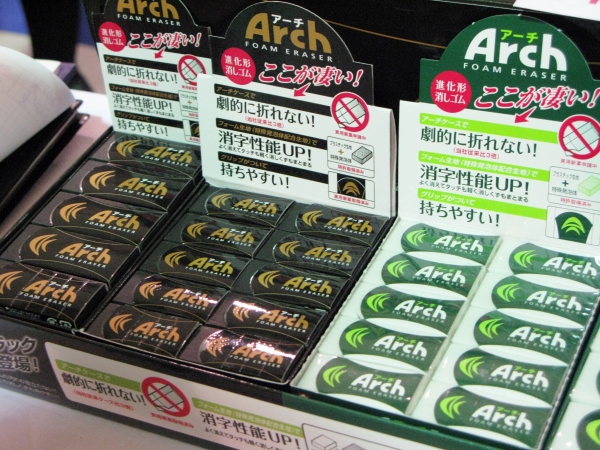 消しゴムの汚れが目立たず、消しくずが見やすい　「アーチ消しゴムブラック」　サクラクレパス