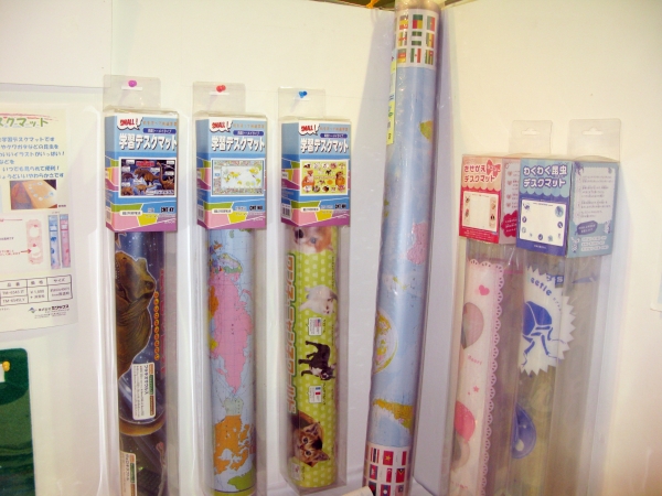 リビング学習は子供だけじゃない！大人の資格取得にもピッタリな「学習デスクマット」　ミワックス