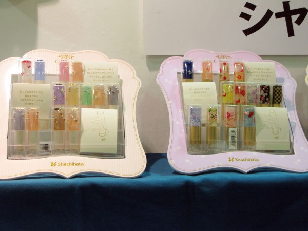 和柄・洋柄・ネイルなどデザインを揃えた　ワンタッチ式ネーム印「おしゃれスタンプキャップレス」　シヤチハタ