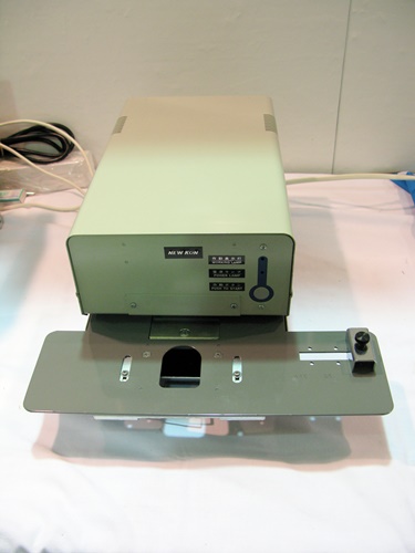 主力製品「契印機」を進化させ処理枚数アップ、全機種フラットステープラー対応新製品をラインナップ　ニューコン工業