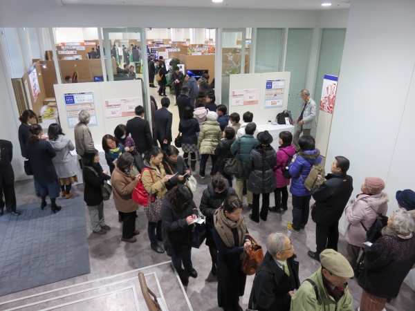 オープンとともに賑わう会場入口