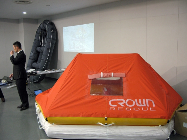 異常気象対策に市区町村からも引き合いが多い　瓦礫や傷に強い素材を使用　水に浮く「災害テント」