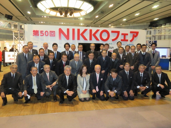 開会式の後、各社社長による記念撮影　中央女性は稲村尼崎市長