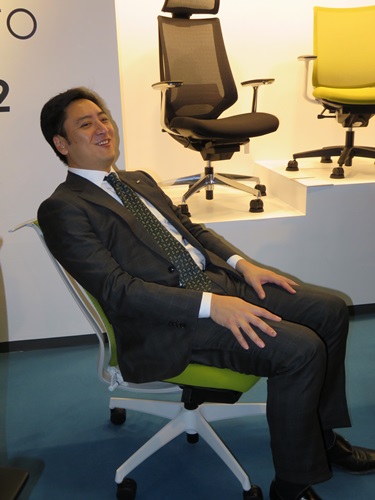 「ええ～、イスや」社長自ら商品を実演説明