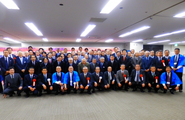 節目を祝って記念撮影