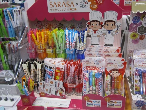 不二家とコラボしたキャンディーポップな香りつきペン「SARASA」　（ゼブラ）
