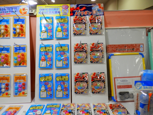 穴を開けない「くるっと名札留め」と可愛い指サックの「メクリボン」　（デビカ）