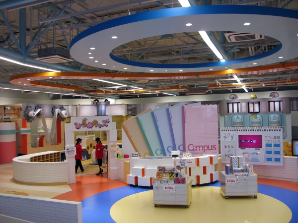 「BUNGU factory」はコクヨのロングセラー商品「キャンパスノート」工場をテーマにデザイン