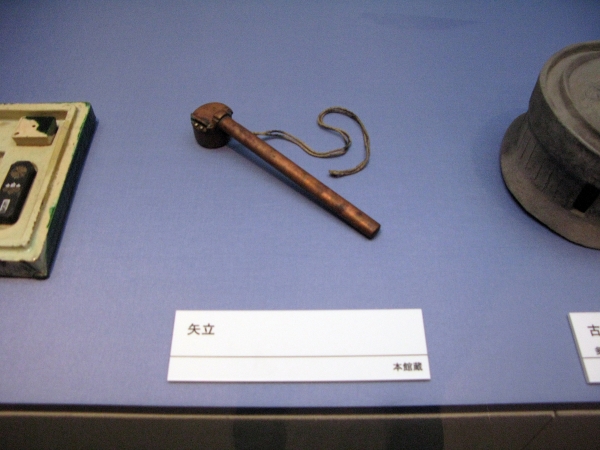 万年筆以前の時代に戸外でものを書く時に便宜を支えた「矢立」本館蔵