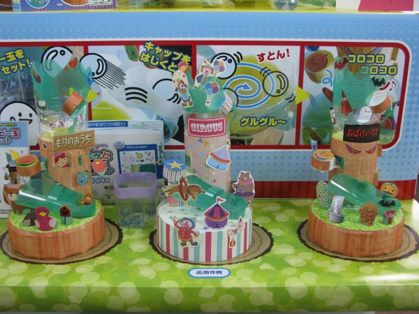 オリジナルのジオラマ的な装飾や、ビー玉とコイン落下のアクションを楽しめる「コロッとビー玉貯金箱キット」