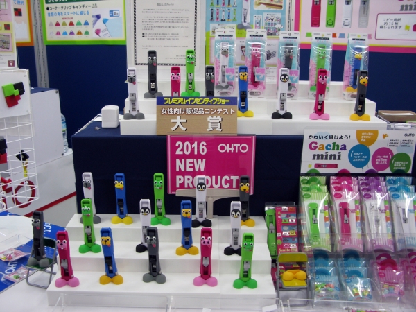 コピー用紙３５枚をしっかり綴じられる可愛い卓上型ガチャック「ガチャペロ」