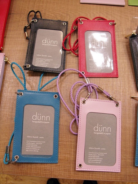 名刺を縦、横どちらでも使えるIDホルダー　軽やかなレザー「dunn id holder every-direction」ロンド工房