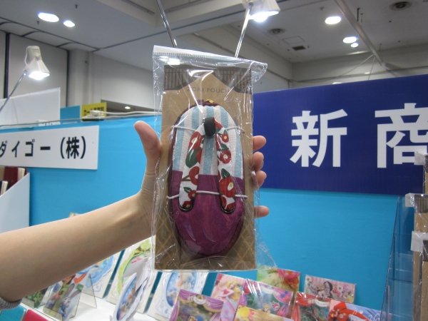 間違って履いちゃう？　お土産におすすめの「ぞうりポーチ」〈ダイゴー〉