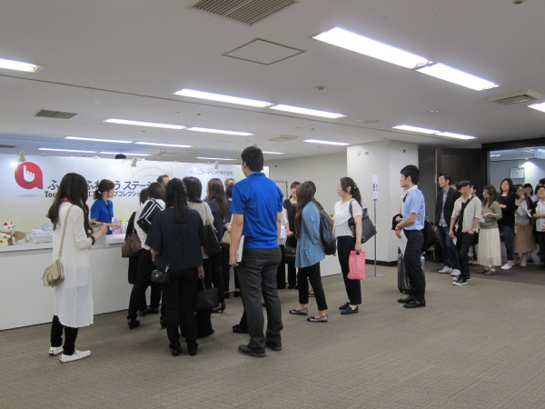 賑わいをみせる会場入口