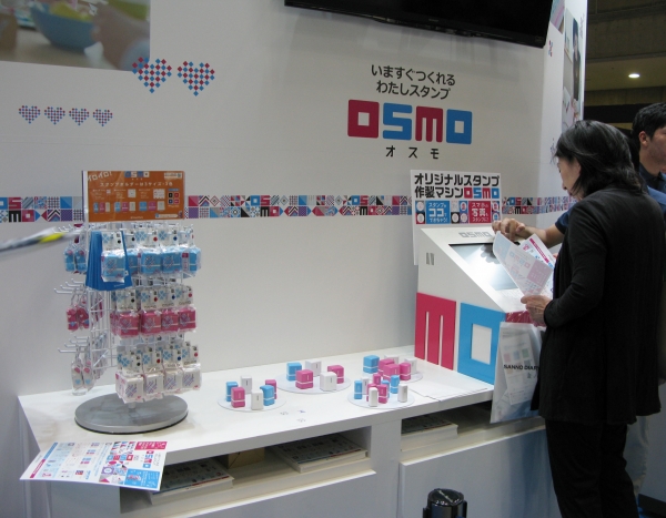 どこでもオリジナルスタンプが作れるスタンプ自販機「オスモ」体験　シヤチハタ