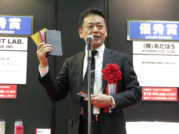 「システム手帳と綴じ手帳の良さを取り入れ、気軽に使ってもらえる商品です」と喜びをコメントした。