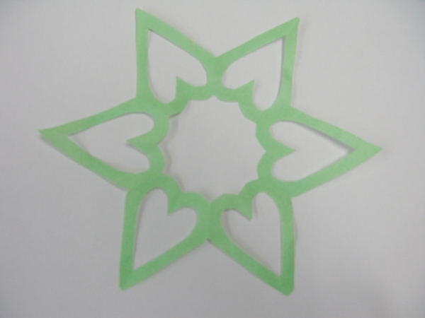 「切り紙きょうしつ」に参加しました！簡単にできるので、親子でも楽しめますよ。