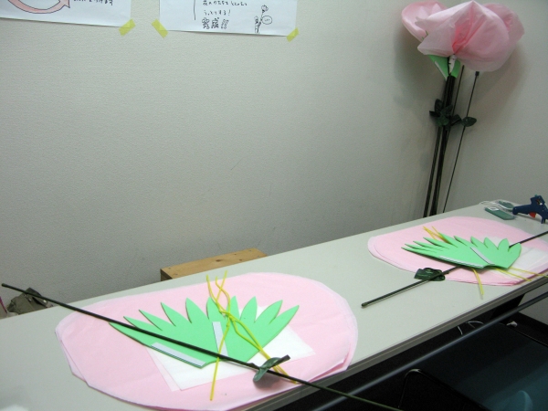 紙で作る大きなお花のワークショップ「ジャンボペーパーフラワーを作ってみよう」　竹内