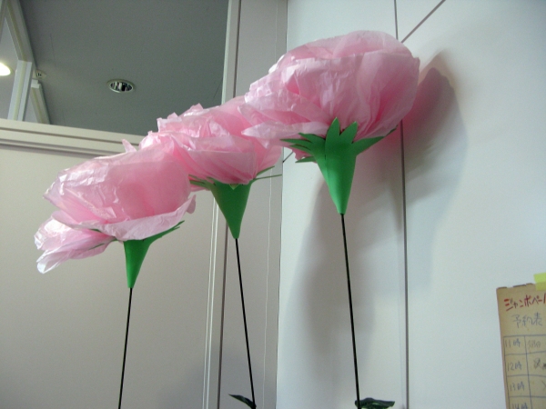 チビの私には、見上げた画像しか撮影できませんでした。そのくらい大物の「ジャンボペーパーフラワー」