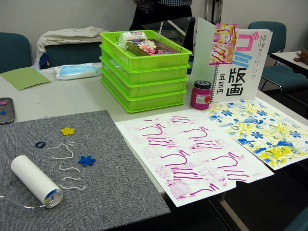 ジブング研究所さんのアイデアには、いつも脱帽！掃除のコロコロでゴミ版画！」