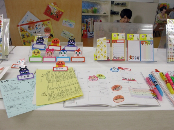 人気のアンパンを発想の転換で、お母さんをターゲットにした「アンパンマンスマイルプラス」