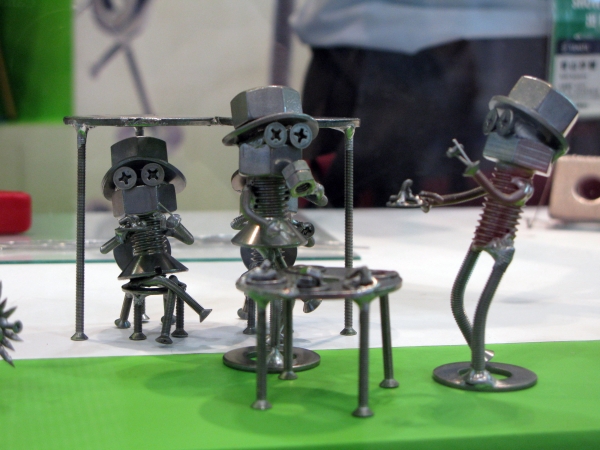 まるでミニュチュアのお伽話の世界　ねじだけで作る「ネジアートキット」八幡ねじ