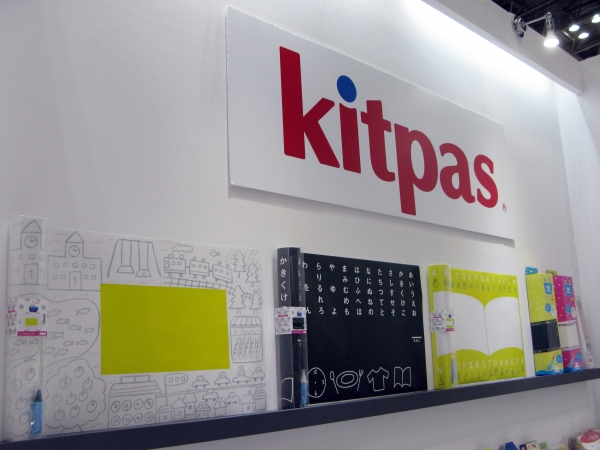 お風呂は頭の中を整理したり、アイデアを考えるには最適。大人も子どもも使える「おふろ用おえかきシート」日本理化学工業