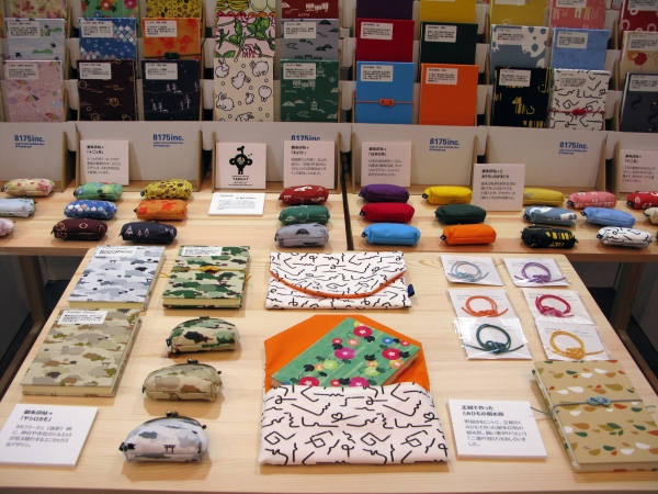 京都の紙製品加工工房で、職人が手貼りで仕上げた。目からうろこの使い方提案も「御朱印帖と関連小物」8175inc 